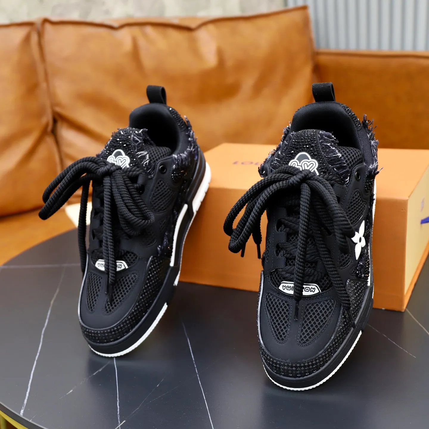 Ex-factory price: 860💰LV Couple👫Louis Vuitton TRAINER sneakers classic Louis Vuitton men's artistic director Virgil Abloh picked inspiration to create this LV Trainer sneaker. Yingze crystal inlays present a colorful effect. VS can be matched with two gorgeous effect colors. The LV letter logo badge on the tongue is gorgeous and noble. The LV letter is decorated on the side. The outsole is decorated with a Monogram flower pattern. It shows the trend of elegance and nobility! Men's and women's models: 35-46